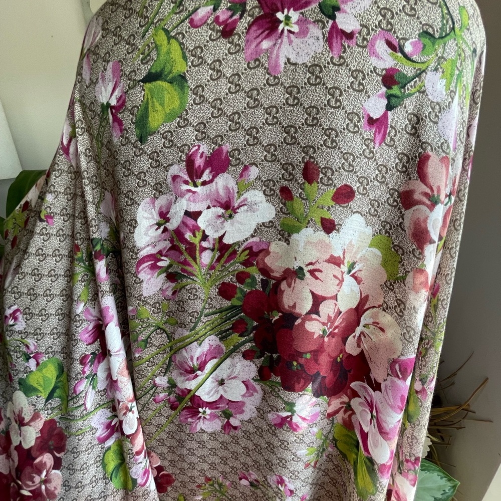 Gucci Monogram Floral Wool lightweight Wrap Shawl. - Picture 2 of 15